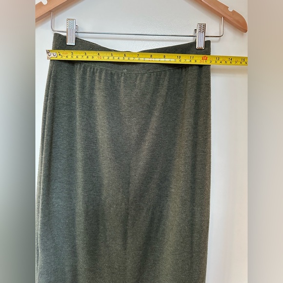 Anthropologie green stretchy midi skirt very comfy! Size XS - Picture 9 of 11